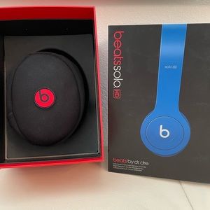 Beats by Dr. Dre Solo wired blue on ear headphones.